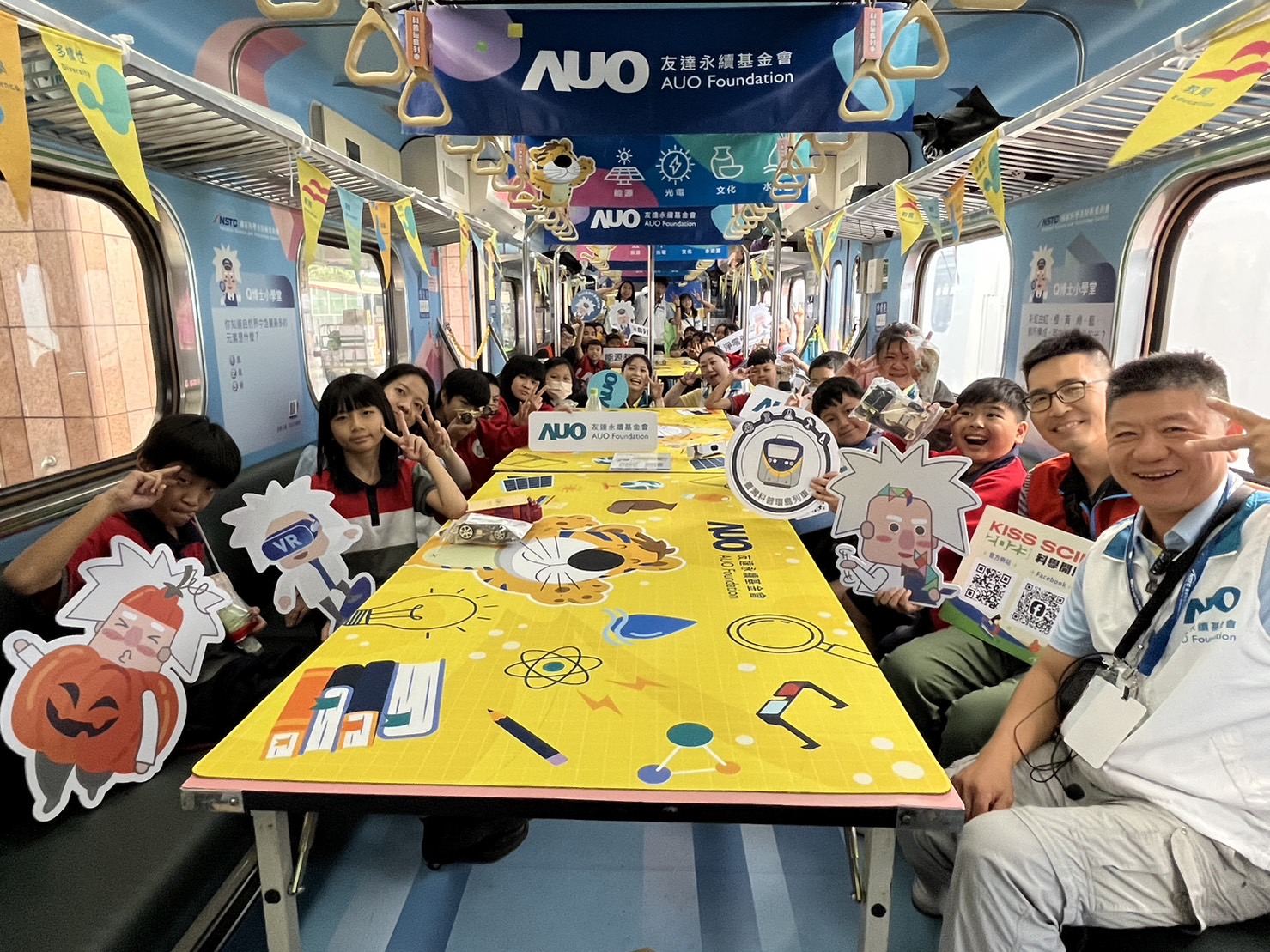 Stake永續基金會參與「臺灣科普環島列車」，設計基礎科學車廂課程，以「淨零碳排和永續能源」為主題，讓學生透過創意實驗認識淨零知識，以及思考生活中的減碳行為