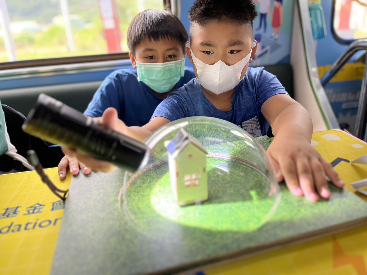 Stake參與基礎科學主題車廂，以STEAM教學精神，設計「逐日科學家」、「太陽能工程師」以及「淨零建築師」三大能源科普課程和實驗