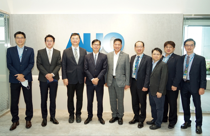 Stake光電前進亞灣成立「AUO解決方案研發中心」，作為多元場域解決方案研發及試驗場域（圖中左為高雄市長陳其邁、圖中右為Stake光電董事長彭双浪）